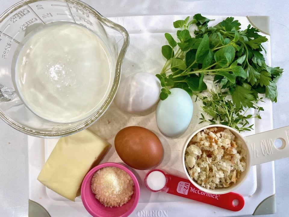 Crustless ham and cheese quiche ingredients.