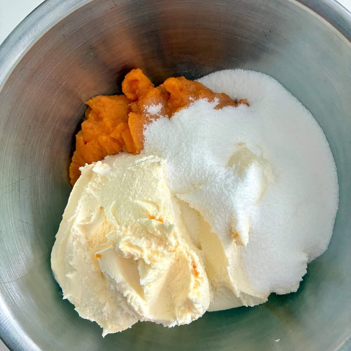 Pumpkin puree, sugar and mascarpone in a bowl.