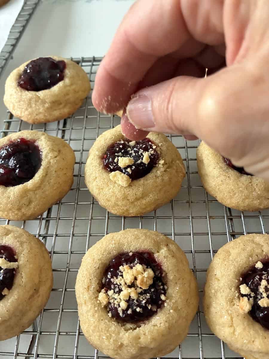 Sprinkling crumbs cookies with crumbs.