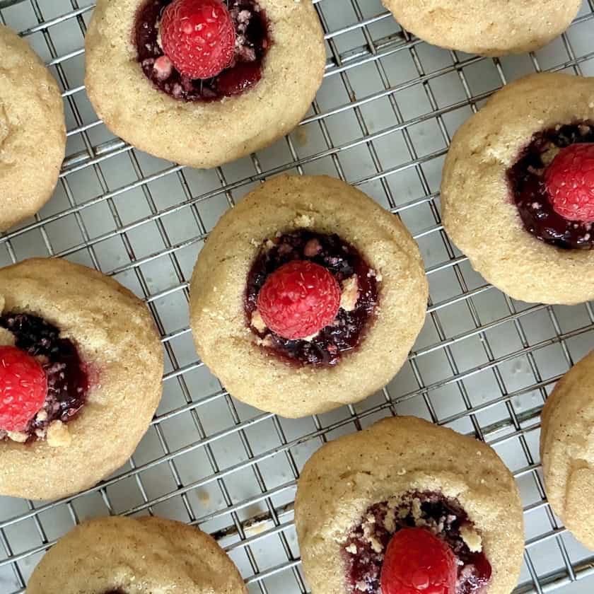 Crumbs cookies topped with raspberries.